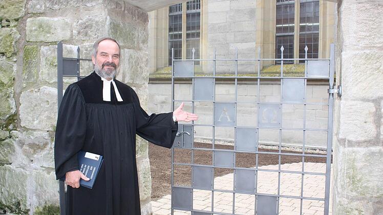 Pfarrer Fischer am Friedhofstor