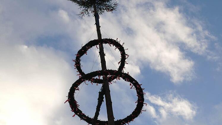 Reinhard Hembacher löst die Seile vom Kirmesbaum.