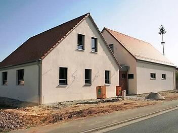 Am Feuerwehr- und Gemeinschaftshaus laufen die letzten Arbeiten. Foto: Pieger