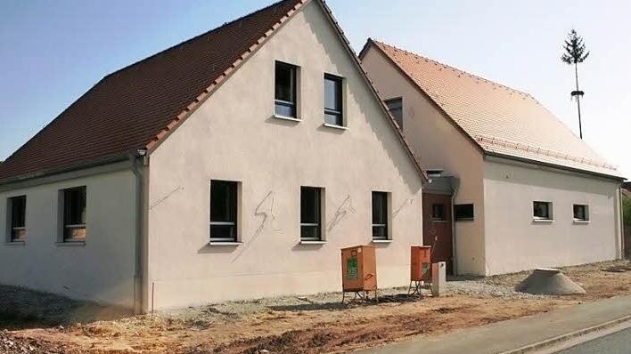Am Feuerwehr- und Gemeinschaftshaus laufen die letzten Arbeiten. Foto: Pieger