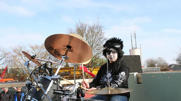 Schlagzeuger Max Völlner spielt im Look von Paul Stanley von der Rockgruppe Kiss. Foto: Evi Seeger