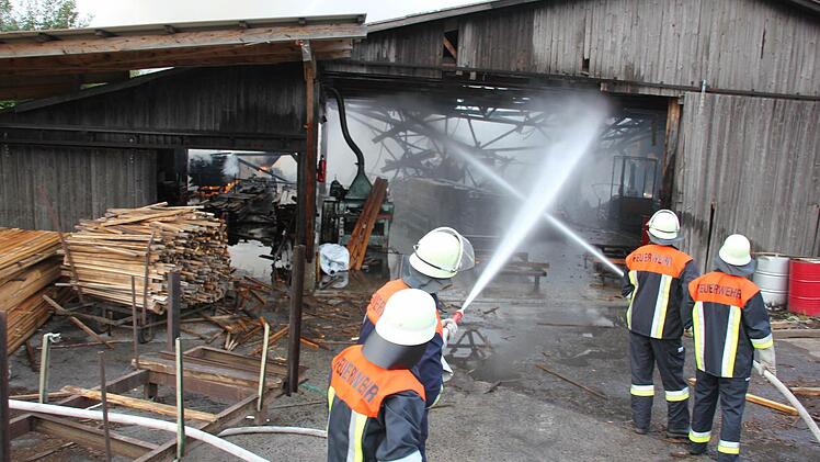 Die Pfarrweisacher Feuerwehr griff von der Südseite her an.Foto: Ralf Kestel