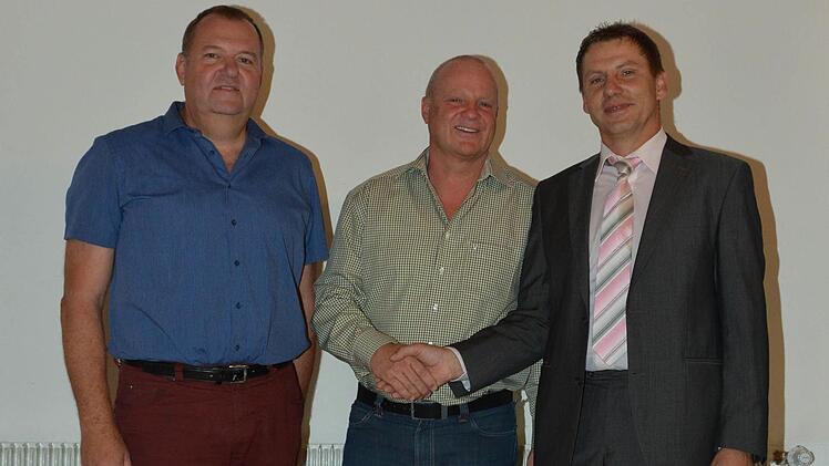 Volker Titt und Manfred Hofmann (von links) heißen die neuen Ehrenmitglieder. Es gratulierte Vorsitzender Alexander Back. Foto: Hein