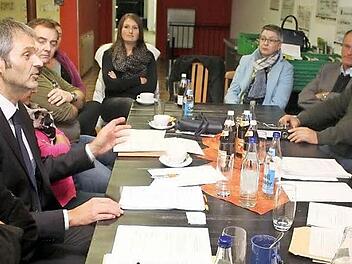 B&uuml;rgermeister Gerald Brehm (rechts, vorne) kam mit Stadtr&auml;ten der Jungen Liste in die Laufer M&uuml;hle. Foto: Christian Enz