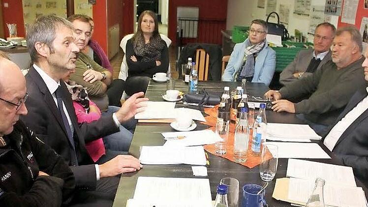 Bürgermeister Gerald Brehm (rechts, vorne) kam mit Stadträten der Jungen Liste in die Laufer Mühle. Foto: Christian Enz