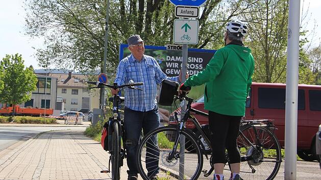 Hinrich Ruyter (links) ärgert sich, dass der Radweg in der Industriestraße in Kronach plötzlich endet. Um den Landkreis radfreundlicher zu machen, hat er das Online-Meldeportal www.rad-orte.de ins Leben gerufen.  Fotos: Ronald Heck