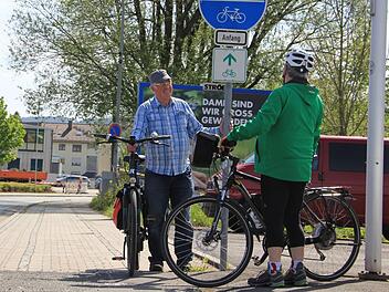 Hinrich Ruyter (links) ärgert sich, dass der Radweg in der Industriestraße in Kronach plötzlich endet. Um den Landkreis radfreundlicher zu machen, hat er das Online-Meldeportal www.rad-orte.de ins Leben gerufen.  Fotos: Ronald Heck