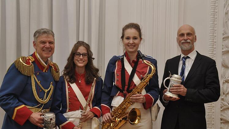 Mit dem Ehrenkrug des JMK"s verabschiedeten Stadtmusikdirektor Bernd Hammer (links) und OB Kay Blankenburg (rechts) die beiden Leistungsträger Milena Koch und Anna-Sophia Karch. Beide werden dem Orchesters als Reservisten für bestimmte Einsätze auch weiterhin zur Verfügung stehen. Peter Klopf