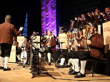 "Egerländer Musikanten - Das Original" war zu Gast in der Nordhalbener Nordwaldhalle und erfreute dabei die Zuhörer mit einen bunt gemixten Programm. Michael Wunder