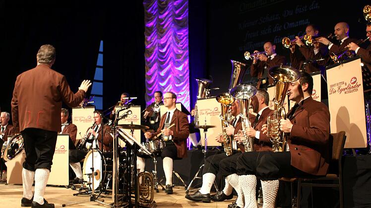"Egerländer Musikanten - Das Original" war zu Gast in der Nordhalbener Nordwaldhalle und erfreute dabei die Zuhörer mit einen bunt gemixten Programm. Michael Wunder