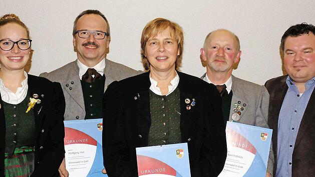 Die stellvertretende Vorsitzende Madeline G&ouml;tz (von links) gratulierte zu 50 Jahren aktiven Musizierens Wolfgang Heil, Andrea Koch und Hubert Fr&ouml;hlich. Die Urkunden gab es von Dominik Sitter (NBMB).