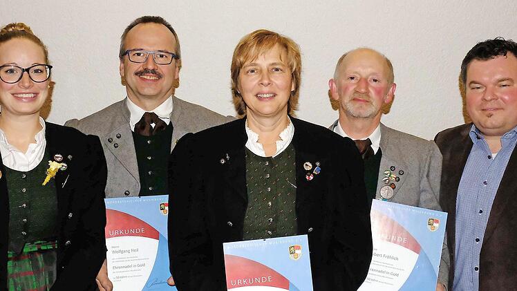 Die stellvertretende Vorsitzende Madeline Götz (von links) gratulierte zu 50 Jahren aktiven Musizierens Wolfgang Heil, Andrea Koch und Hubert Fröhlich. Die Urkunden gab es von Dominik Sitter (NBMB).
