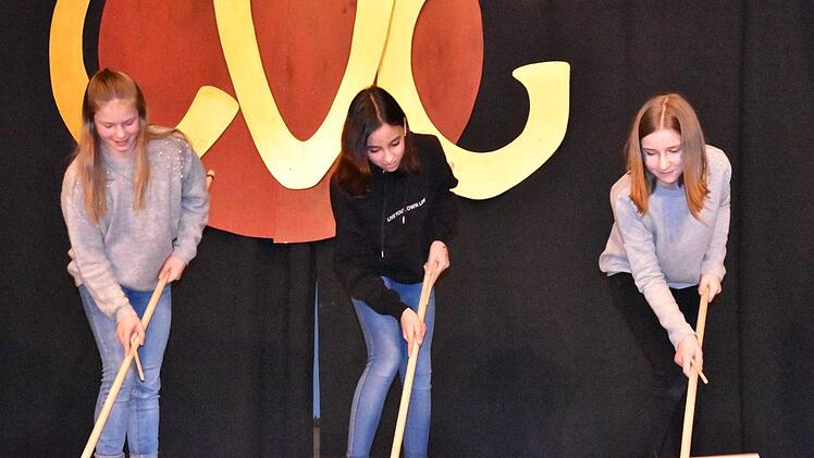 Die Rhythmusgruppe der 6. Klassen mit "Stomp on Stage"