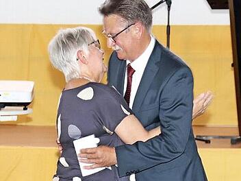 Schulamtsdirektor Hans David verabschiedete sich herzlich von Sieglinde Gröger. Foto: Johanna Blum