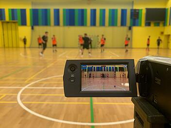 Die HSC-Spieler genau im Visier! Mehrere Trainingseinheiten wurden in Pilsen gefilmt, um den Spielern anschließend die Abläufe noch einmal besser erklären zu können. Das ist die Regel bei Handball-Profiteams, um so Fehler zu minimieren.