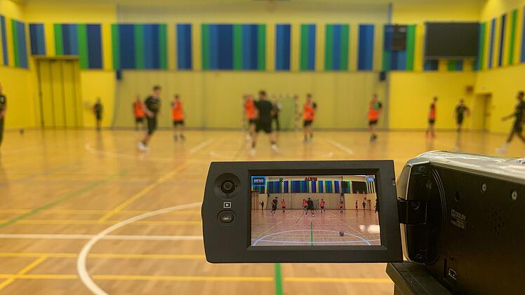 Die HSC-Spieler genau im Visier! Mehrere Trainingseinheiten wurden in Pilsen gefilmt, um den Spielern anschließend die Abläufe noch einmal besser erklären zu können. Das ist die Regel bei Handball-Profiteams, um so Fehler zu minimieren.