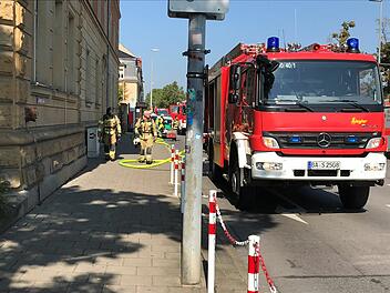 Brand beim Bamberger Bahnhof: Wohnhaus in Flammen - Straße aktuell gesperrt