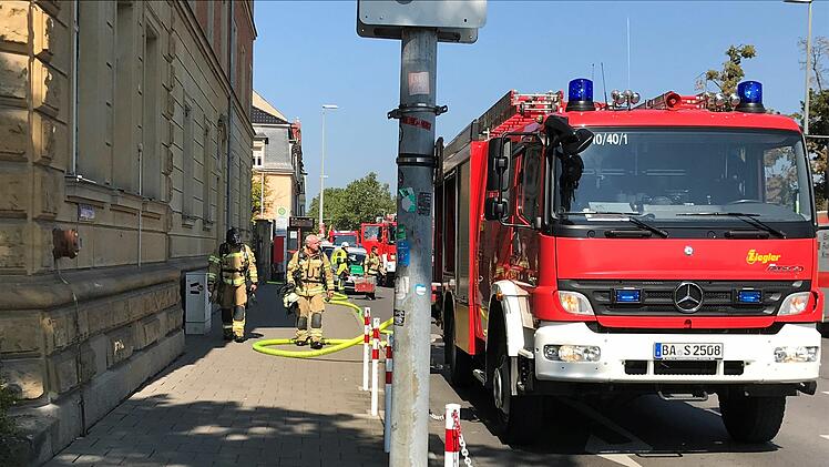 Brand beim Bamberger Bahnhof: Wohnhaus in Flammen - Straße aktuell gesperrt