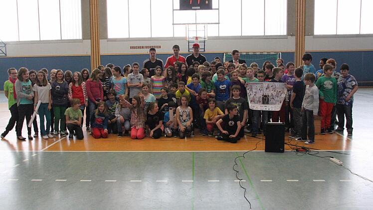 F&uuml;r ein paar Sch&uuml;ler gab es ein Erinnerungs-Gruppenfoto mit den Stars