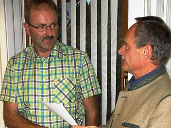 Anfang September wurde Klaus Witzgall (CSU/PWG/links) als neuer stellvertretender Bürgermeister der Gemeinde Guttenberg von Bürgermeister Eugen Hain vereidigt. Foto: Archiv/Erwin Weber