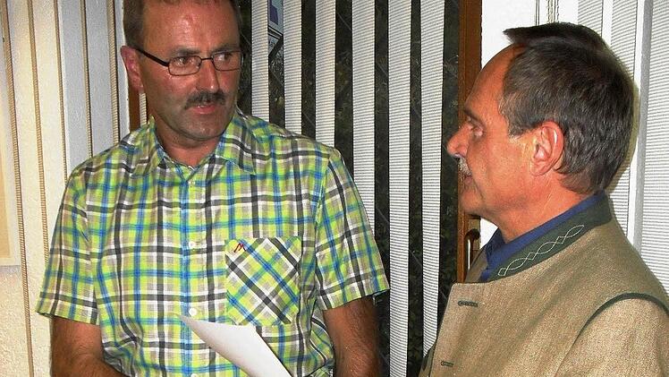 Anfang September wurde Klaus Witzgall (CSU/PWG/links) als neuer stellvertretender Bürgermeister der Gemeinde Guttenberg von Bürgermeister Eugen Hain vereidigt. Foto: Archiv/Erwin Weber