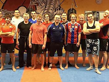 Trainer Walter Horsch (r.) bat seine Spieler vom FC Leutenbach zum Kickbox-Training bei den Forchheimer Warriors.  Foto: privat