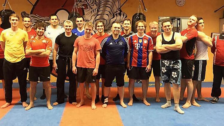 Trainer Walter Horsch (r.) bat seine Spieler vom FC Leutenbach zum Kickbox-Training bei den Forchheimer Warriors.  Foto: privat
