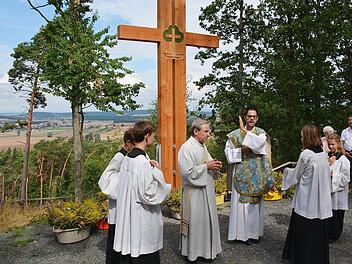 Pfarrer Florian Lehnert segnete am Feiertag "Mariä Himmelfahrt" das neue Kreuz, das der Milzer Bildhauer Dieter Frank entworfen hat. Es steht an einem markanten Punkt im neuen Naturfriedhof und bietet Möglichkeit zur Ruhe. Foto: Friedrich
