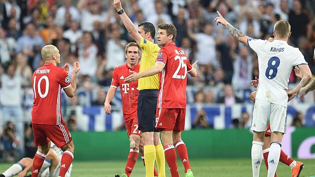 Der ungarische Referee Viktor Kassai zeigt Arturo Vidal die Gelb-Rote-Karte. Die Bayern-Stars können es nicht fassen.  Foto: Andreas Gebert/dpa
