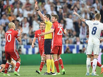 Der ungarische Referee Viktor Kassai zeigt Arturo Vidal die Gelb-Rote-Karte. Die Bayern-Stars können es nicht fassen.  Foto: Andreas Gebert/dpa