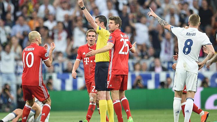 Der ungarische Referee Viktor Kassai zeigt Arturo Vidal die Gelb-Rote-Karte. Die Bayern-Stars können es nicht fassen.  Foto: Andreas Gebert/dpa
