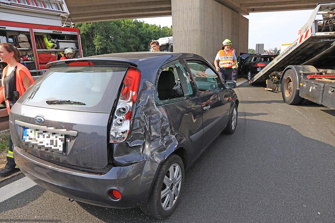 A73 bei Baiersdorf: VW Passat kracht in Stauende