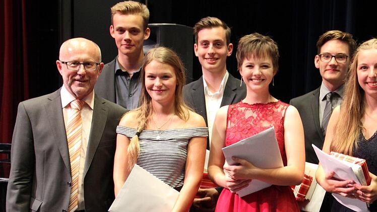Noah Arendt, Theresa Popp, Jan-Patrick Schneider, Constantin Trotta, Johanna Heckel, Johanna Meier, Jonas Schießl und Alexander Wulf sind die sieben besten Absolventen des Kulmbacher Caspar-Vischer-Gymnasiums. Mit ihnen freuen sich Rektorin Ulrike Endres und Oberstufenbetreuer Erhard Körber.