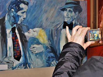 Kunst und Kommerz: Höflings Bogart-Bilder nutzte Unternehmer Sepp Halbritter auf Messen zur Präsentation seiner eigenwilligen Krawatten-Kreationen. Jetzt ist es bei der Ausstellung in Hammelburg zu sehen. Sigismund von Dobschütz