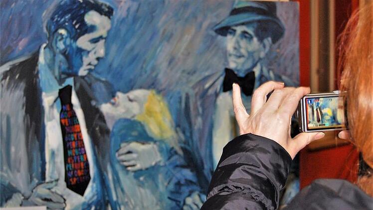 Kunst und Kommerz: Höflings Bogart-Bilder nutzte Unternehmer Sepp Halbritter auf Messen zur Präsentation seiner eigenwilligen Krawatten-Kreationen. Jetzt ist es bei der Ausstellung in Hammelburg zu sehen. Sigismund von Dobschütz