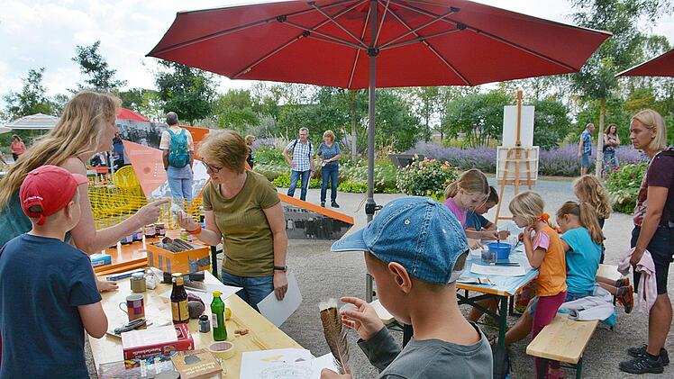 Mit dem Federkiel schreiben und mit Pflanzen malen durften die jungen Besucher beim Stand des Kreisverbandes für Gartenbau und Landespflege Rhön-Grabfeld ausprobieren. Hanns Friedrich