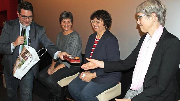 Moderator Uwe Leidinger verteilte zum Abschied Pr&auml;sente an Johanna Thomack, Karin Orbes und Susanne Daiber. Fotos: Markus H&auml;ggberg