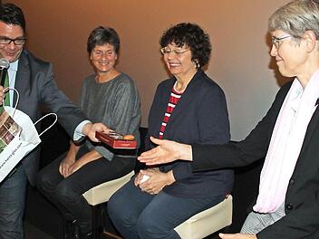 Moderator Uwe Leidinger verteilte zum Abschied Präsente an Johanna Thomack, Karin Orbes und Susanne Daiber. Fotos: Markus Häggberg
