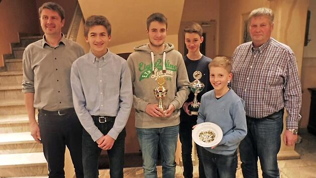 Eine Macht sind die Jungz&uuml;chter. F&uuml;r ihre Erfolge erhielten sie viel Lob (v. li.): Vorsitzender Klaus Ruppert, Niklas Schwarz, Marc Bauer, Maximilian O&szlig;mann, Benedikt O&szlig;mann, Jugendleiter Rainer Bauer.  Foto: Wolf