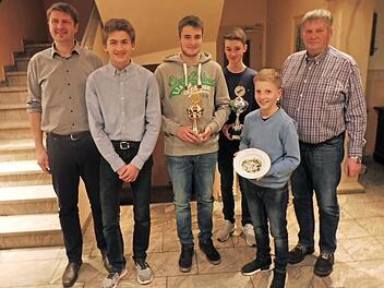 Eine Macht sind die Jungzüchter. Für ihre Erfolge erhielten sie viel Lob (v. li.): Vorsitzender Klaus Ruppert, Niklas Schwarz, Marc Bauer, Maximilian Oßmann, Benedikt Oßmann, Jugendleiter Rainer Bauer.  Foto: Wolf