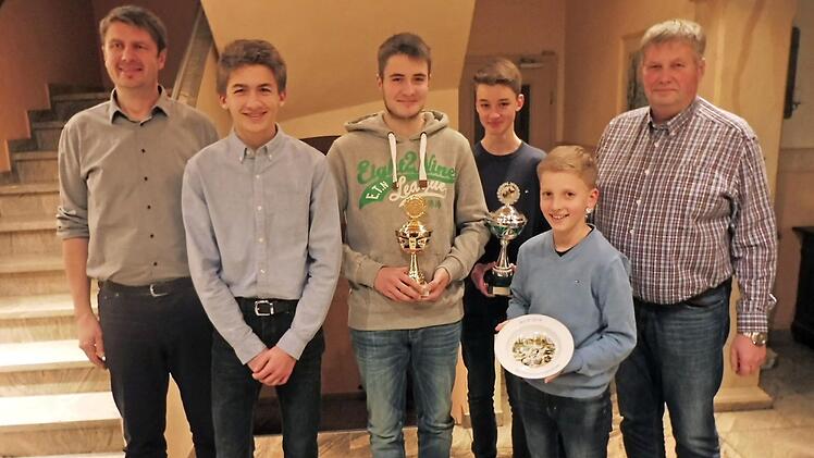 Eine Macht sind die Jungzüchter. Für ihre Erfolge erhielten sie viel Lob (v. li.): Vorsitzender Klaus Ruppert, Niklas Schwarz, Marc Bauer, Maximilian Oßmann, Benedikt Oßmann, Jugendleiter Rainer Bauer.  Foto: Wolf