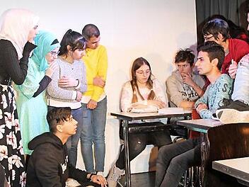 Die jungen Flüchtlinge brachten den beklemmenden Text auch szenisch auf ansprechende Weise auf die Bühne. Foto: Sonny Adam