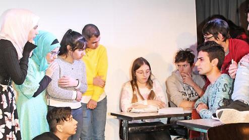 Die jungen Flüchtlinge brachten den beklemmenden Text auch szenisch auf ansprechende Weise auf die Bühne. Foto: Sonny Adam