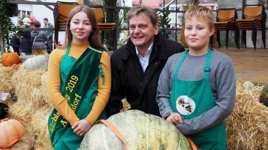 Die Altendorfer Kürbismajestäten 2019: Patricia und Christian Först mit dem Altendorfer Bürgermeister Karl-Heinz WagnerAndrea Spörlein