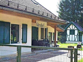 An der einstigen Bahnlinie der Werrabahn von Coburg nach Eisfeld sind noch einige Gebäude erhalten, die Trasse selbst ist teilweise zurückgebaut und vielerorts mit privaten Gebäuden überbaut. Der Kreistag lehnt eine Reaktivierung dieser Trasse strikt ab. Foto: Rainer Lutz