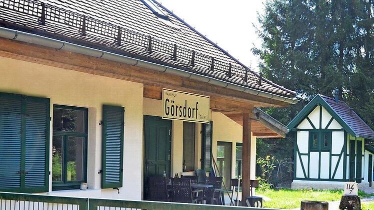 An der einstigen Bahnlinie der Werrabahn von Coburg nach Eisfeld sind noch einige Gebäude erhalten, die Trasse selbst ist teilweise zurückgebaut und vielerorts mit privaten Gebäuden überbaut. Der Kreistag lehnt eine Reaktivierung dieser Trasse strikt ab. Foto: Rainer Lutz