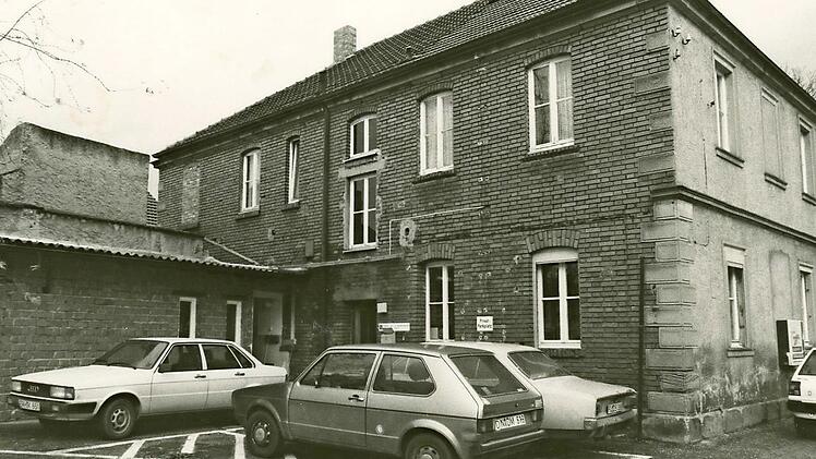 1959 entstand am Hubmannparkplatz das Konsumgebäude als "Freiwahlladen" mit Selbstbedienung. Unser Foto ist von 1987. Zurzeit ist es Baustellenbüro und soll nach dem Rathaus-Neubau abgerissen werden.