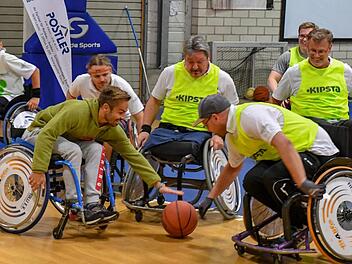 Im Kampf um den Ball gibt es keine Rücksicht. Auch Anfänger wie Sportredakteur Daniel Ruppert (li.) werden beim integrativen Rollstuhl-Basketball nicht verschont. Ronald Rinklef