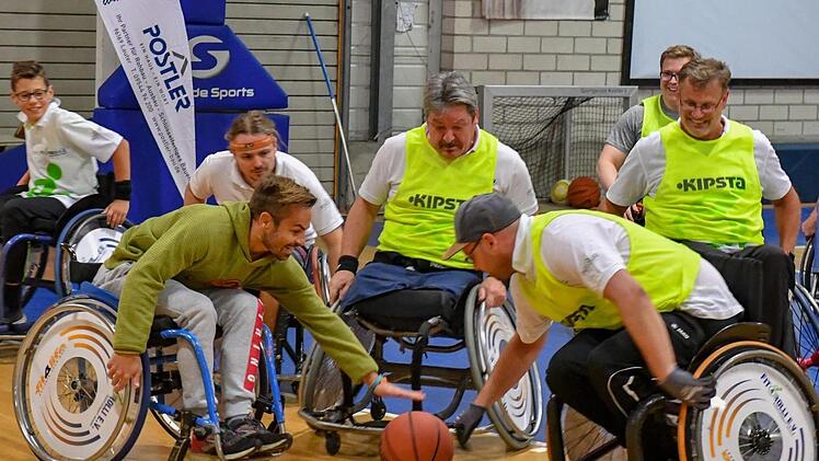 Im Kampf um den Ball gibt es keine Rücksicht. Auch Anfänger wie Sportredakteur Daniel Ruppert (li.) werden beim integrativen Rollstuhl-Basketball nicht verschont. Ronald Rinklef