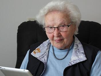 Mit Video-Telefonaten via Tablet bleibt Ella Glenk mit ihrer Familie in Verbindung. Foto: Awo-Kreisverband